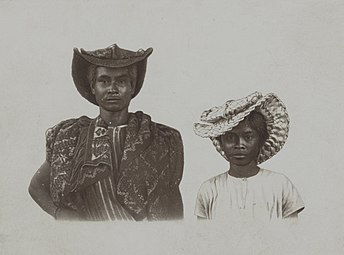 Twee inwoners van het eiland Roti, met typische hoeden