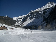 Pointe de Bella Cha, punta Percée (centro) y monte Charvet vistos desde el suroeste desde Lormay (el Grand-Bornand)