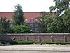 Verpleeghuis Beukenrode, voormalig klooster, lage muren, muur met spitsbogen en oude bomen. in Traditionalisme stijl