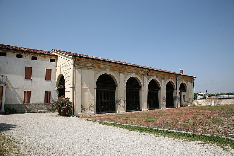 File:VillaThieneCicogna 2007 07 18 1.jpg