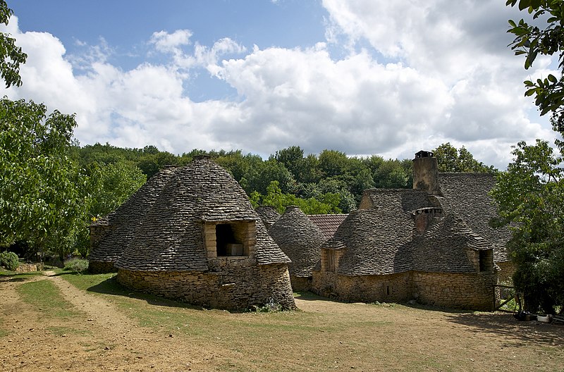 File:Village cabanes Breuil.jpg