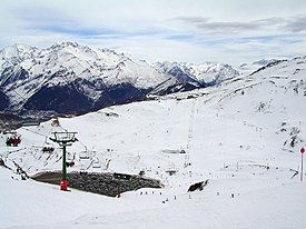 Vista de la estación de esquí de Formigal desde la pista del Collado.jpg