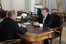 Le PDG d'Aeroflot Vitaly Savelyev rencontre le Président russe Vladimir Poutine à Novo-Ogaryovo en octobre 2012. Les discussions mènent à la création de Drobolet.