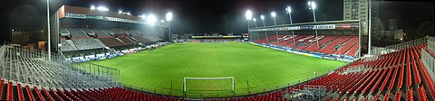 Vue panoramique du stade depuis la tribune Eurodif. On peut voir à gauche la tribune Foucauld, en face la tribune Route de Quimper et à droite la tribune Crédit Mutuel Arkéa.