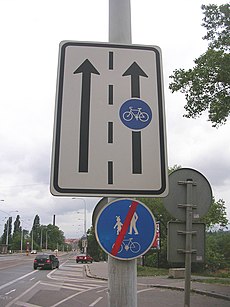 Vyhrazený jízdní pruh pro cyklisty.jpg