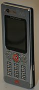 W880 薄さ9.4ミリのWalkman Phone