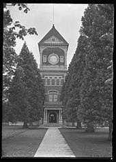 The pre-1928 Washington County courthouse, viewed from the south in 1910 Washington County courthouse (4587521088).jpg