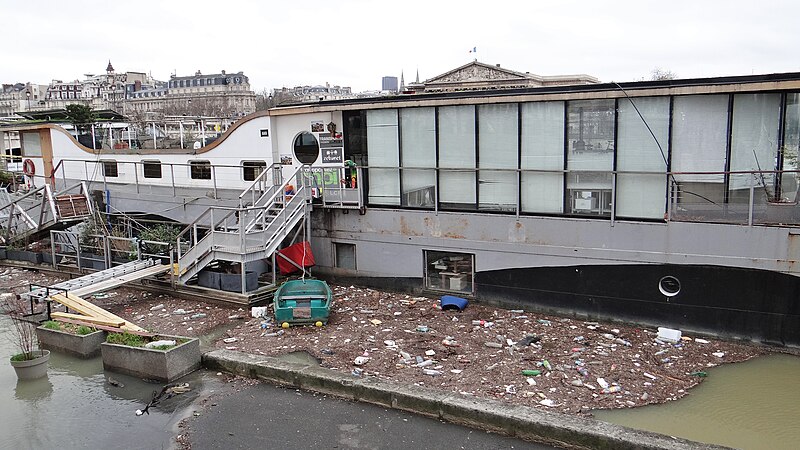 File:Water pollution in Paris (2).jpg