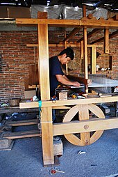 Uomo che lavora su un telaio a pedale a Teotitlan del Valle, Oaxaca.