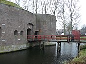 De ingang van het fort met brug
