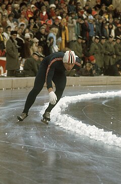 Wereldkampioenschappen schaatsen mannen در اسلو واقع شده است. De Noor Willy Olsen i…، Bestanddeelnr 254-9160.jpg