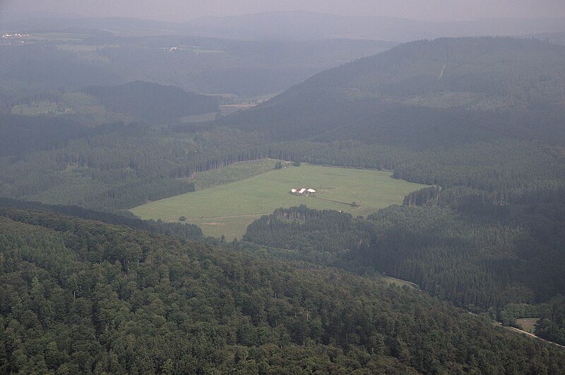 File:Winterberg Freifläche im Tal der Orke Sauerland Ost 161 pk.jpg