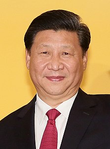 President Xi Jingping (习近平) van de Volksrepubliek China (2013-2023, 2023-), Secretaris-generaal van de Communistische Partij van China (2012-2022, 2022-), Voorzitter van de Centrale Militaire Commissie van de Volksrepubliek China (2013-), Voorzitter van de Centrale Militaire Commissie van de Communistische Partij van China (2012-), Oppermachtige Leider (2012-). Doctor in de Rechten Tsinghua Universiteit (2002) en Studies Scheikunde Tsinghua Universiteit (1979).