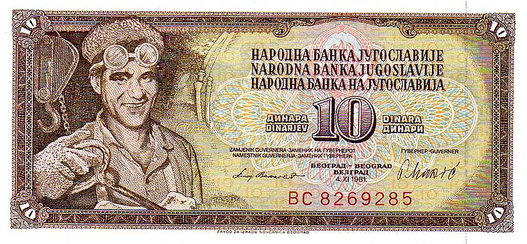 Ариф Хералић са новчаницом за 10 југословенских динара.