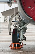 English: Main landing gear of a Russian Air Force Yakovlev Yak-130 (reg. 134 White, c/n 13012101) at Paris Air Show 2013. Deutsch: Hauptfahrwerk einer Yakovlev Yak-130 (Reg. 134 Weiß, c/n 13012101) der russischen Luftwaffe während der Paris Air Show 2013