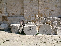 Particolare del muro perimetrale della chiesa di San Donato, dove si possono notare pietre, in questo caso tronconi di colonne, del Foro di Zara, che sono state utilizzate per edificare l'edificio sacro zaratino