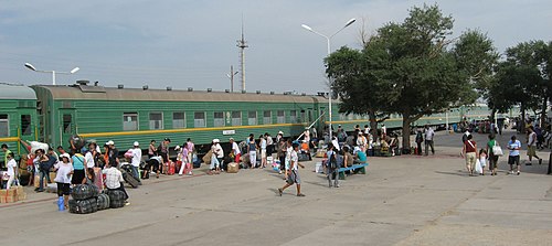 東戈壁省扎門烏德站的列車