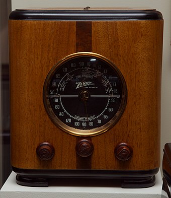 A Zenith Model 5-S-220 "cube" radio circa 1937