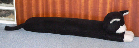 A draught excluder in the shape of a cat Zuglufttier.jpg