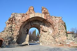 Главната порта на крепостта („Камилите“) – символ на Хисаря