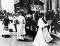 Mujeres vendiendo el periódico en Fleet Street en Londres, en 1908.