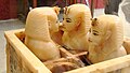 Ägyptisches Museum Kairo: Kanopenkasten mit den Kanopen des altägyptischen Königs Tutanchamun, Alabaster, aus dem Grabschatz des Tutanchamun (KV62), Neues Reich, 18. Dynastie, ca. 1336-1327 v. Chr.