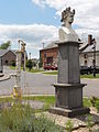 Place du village avec pompe à eau et buste de Marianne.