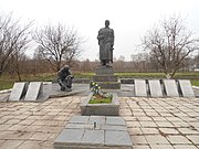 Братська могила радянських воїнів та пам'ятник воїнам-односельчанам. Поховано 3чол.jpg