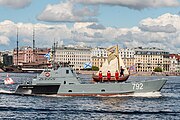 「イワン・パスコ」。2020年の海軍記念日（英語版）のサンクトペテルブルクにて。艦上に展示されているのはピョートル大帝のボート[注釈 6]