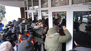 Депутат Юрій Дерев'янко намагається потрапити до МВС.JPG