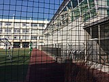 南側道路から体育館と校舎を見る（2015年1月撮影）