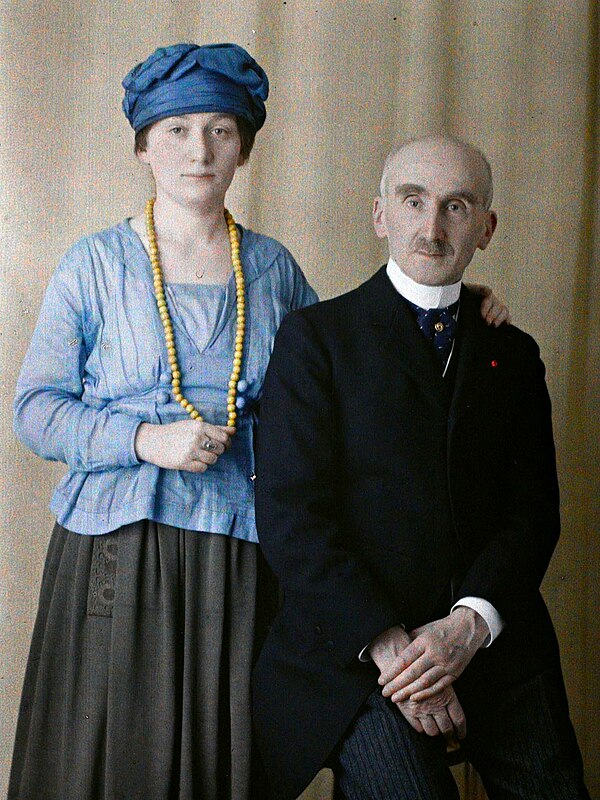 Bergson with his daughter, Jeanne, in 1917. Autochrome by Auguste Léon.