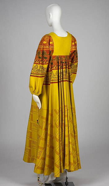 File:1969 Zandra Rhodes yellow felt coat with 'Knitted Circle' and 'Diamond and Roses' prints 02.jpg