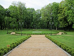 Widok z pałacu na skwer w przylegającym do obiektu parku w stylu angielskim (2014[a])