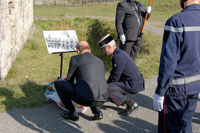 Dépôt d'une gerbe.