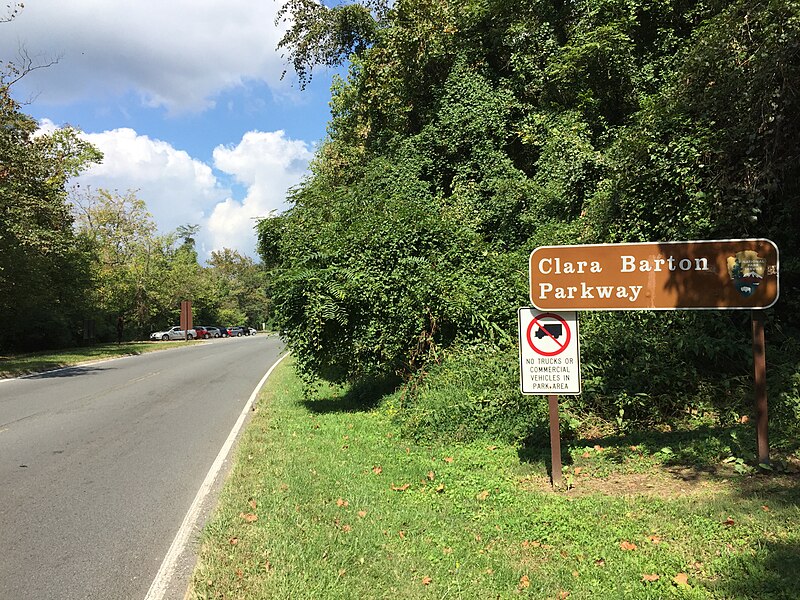 File:2016-10-04 12 39 00 View northwest at the southeast end of the Clara Barton Parkway in Washington, D.C..jpg