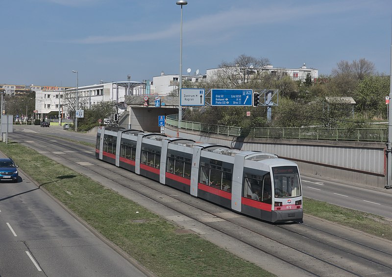 File:2017-03-31 AT Wien 22 Donaustadt, Erzherzog-Karl-Straße @ Smolagasse, B 672 Linie 25 (51623451875).jpg