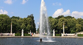 Големият фонтан, разположен на централната ос на парка
