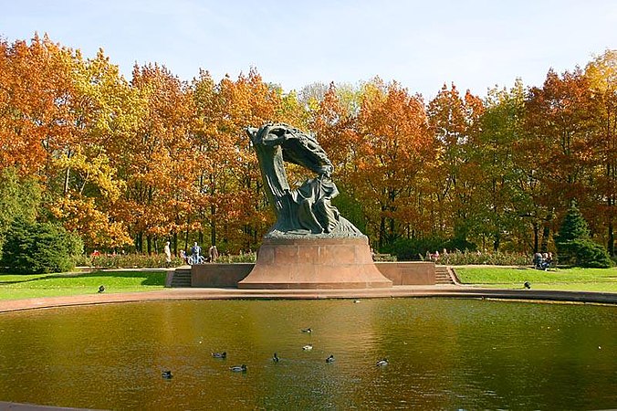 Monumento pri Fryderyk Chopin en la parko Łazienki