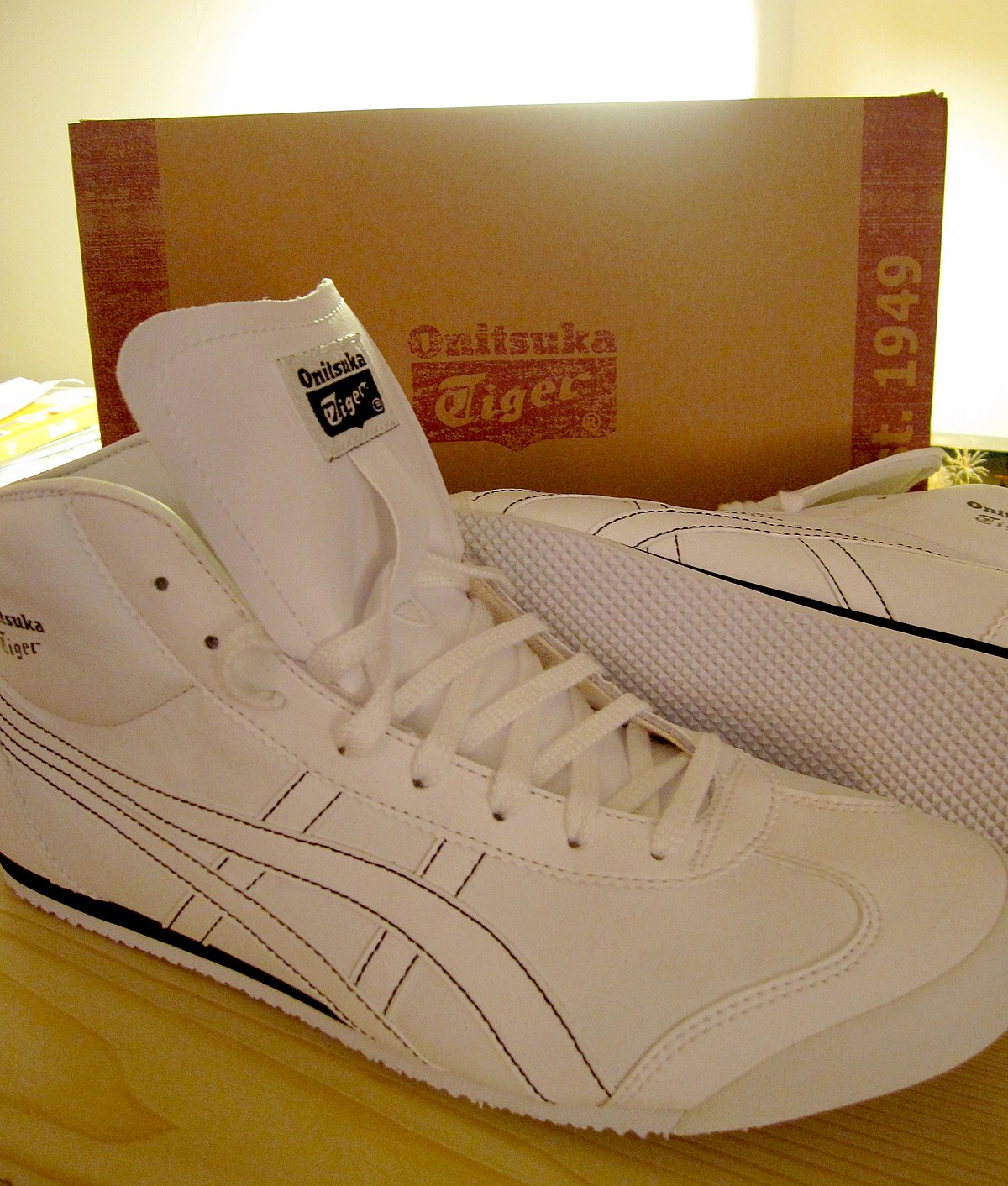 File:ASICS.Onitsuka Mid Runner.White.JPG Wikimedia