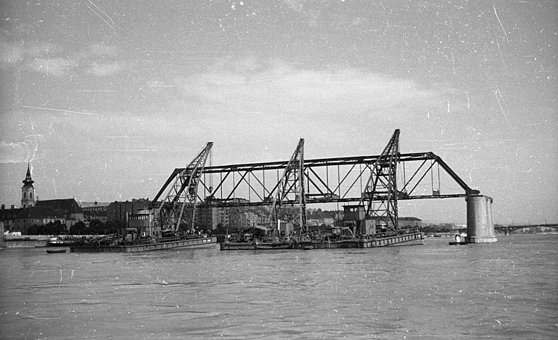 File:A Kossuth híd bontása. Az Ady Endre, Jókai Mór és Táncsics Mihály úszódaruk leemelik a híd medernyílásának vasszerkezetét. Fortepan 51156.jpg
