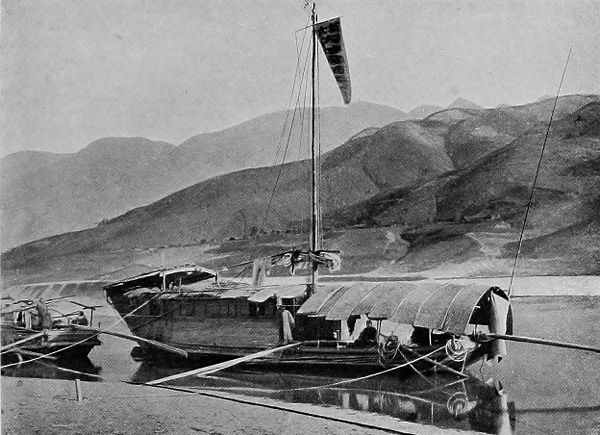 A Small Houseboat on the Yangtze Kiang.jpg