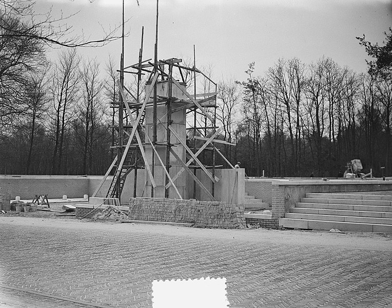 File:Aanbouw legermonument op Grebbeberg, Bestanddeelnr 905-6669.jpg