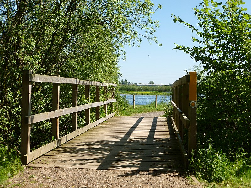 File:About to go across the footbridge - panoramio.jpg