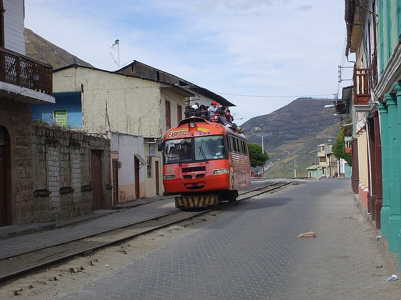 File:Alausi tourist train.jpg