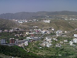 Vue d'ensemble d'Al-Bahah avec les montagnes du Hijaz en arrière-plan