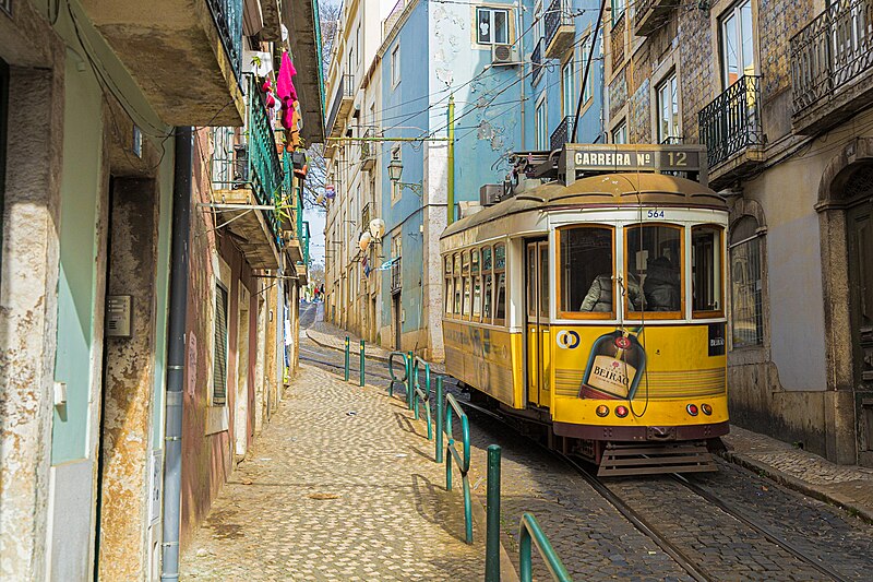 File:Alf ama. Lisboa (52723266892).jpg