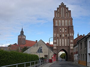 Brandenburgas vārti un Sv. Petera baznīca Altentreptovā