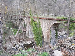 Pont de l'ancienne voie ferrée minérale, aujourd'hui désaffectée, par laquelle le minerai de fer était transporté vers les hauts fourneaux de la vallée de la Têt.