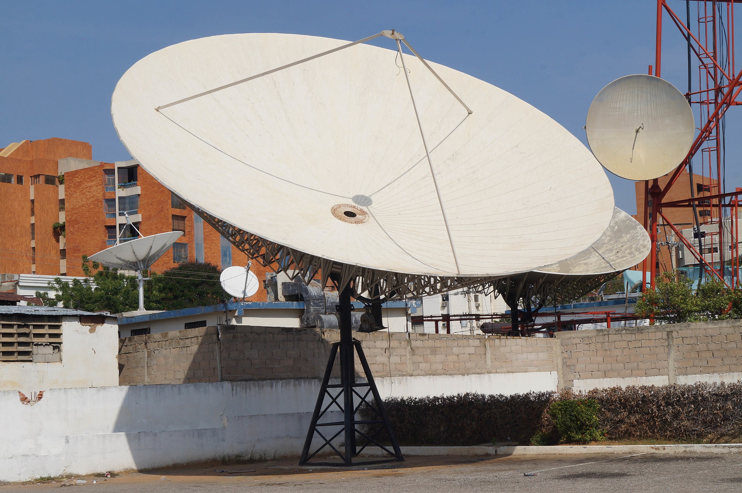 File:Antena parabólica de tv Suba, Btá.jpg - Wikimedia Commons